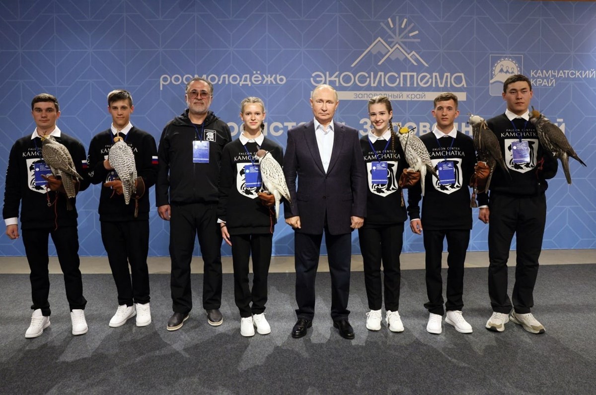 Putin, foruma katılan gençleri ekolojik krize karşı uyardı.