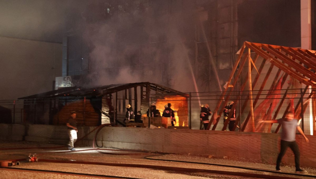 Ahşap ürünleri üreten fabrikada yangın