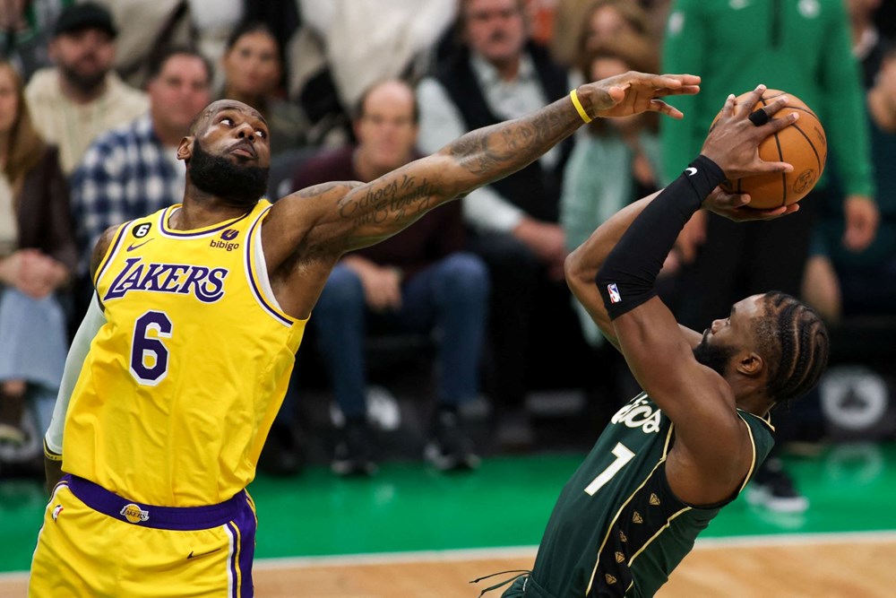 Лейкерс против бостона. Lakers vs celtics. Бостон селтикс лос анджелес лейкерс. Бостон селтикс лос анджелес лейкерс. Лейкерс 2019.