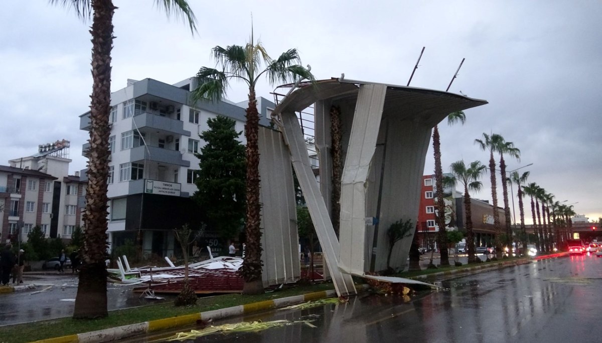 Tonlarca ağırlıktaki çatı fırtınada uçtu