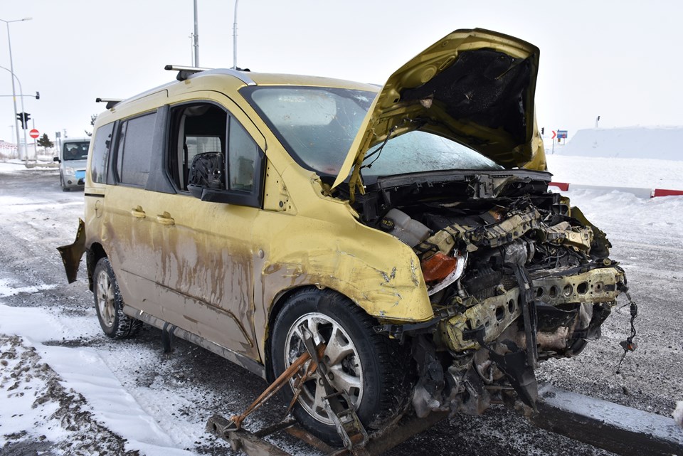 Kars'ta iki otomobil çarpıştı: 1 ölü, 3 yaralı - 1