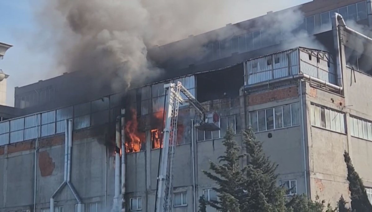 SON DAKİKA HABERİ: Başakşehir İkitelli Organize Sanayi Bölgesi'nde yangın SON DAKİKA HABERİ: Başakşehir İkitelli Organize Sanayi Bölgesi'nde yangın