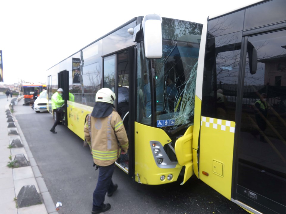 Üsküdar'da iki İETT otobüsü çarpıştı - 1