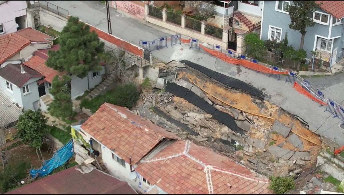 İstanbul’da gecekonduların üzerine yol çöktü