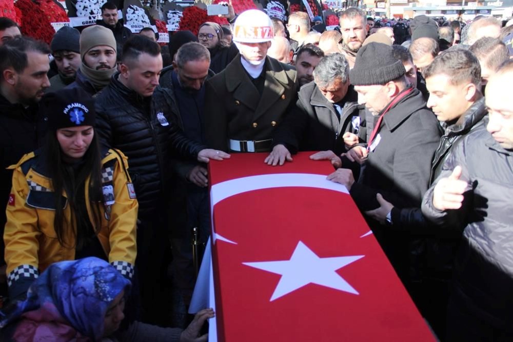 Türkiye şehitlerini uğurladı | Irak’ın kuzeyinde şehit düşen
askerlere gözyaşlarıyla veda - 3