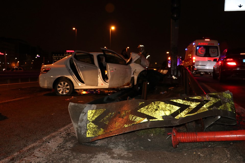 Bakırköy'de otomobil bariyerlere çarptı: 3 yaralı - 2