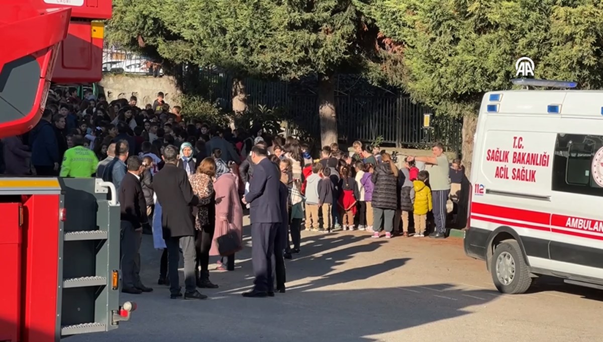 Okulda yangın paniği: Öğrenciler tahliye edildi Okulda yangın paniği: Öğrenciler tahliye edildi