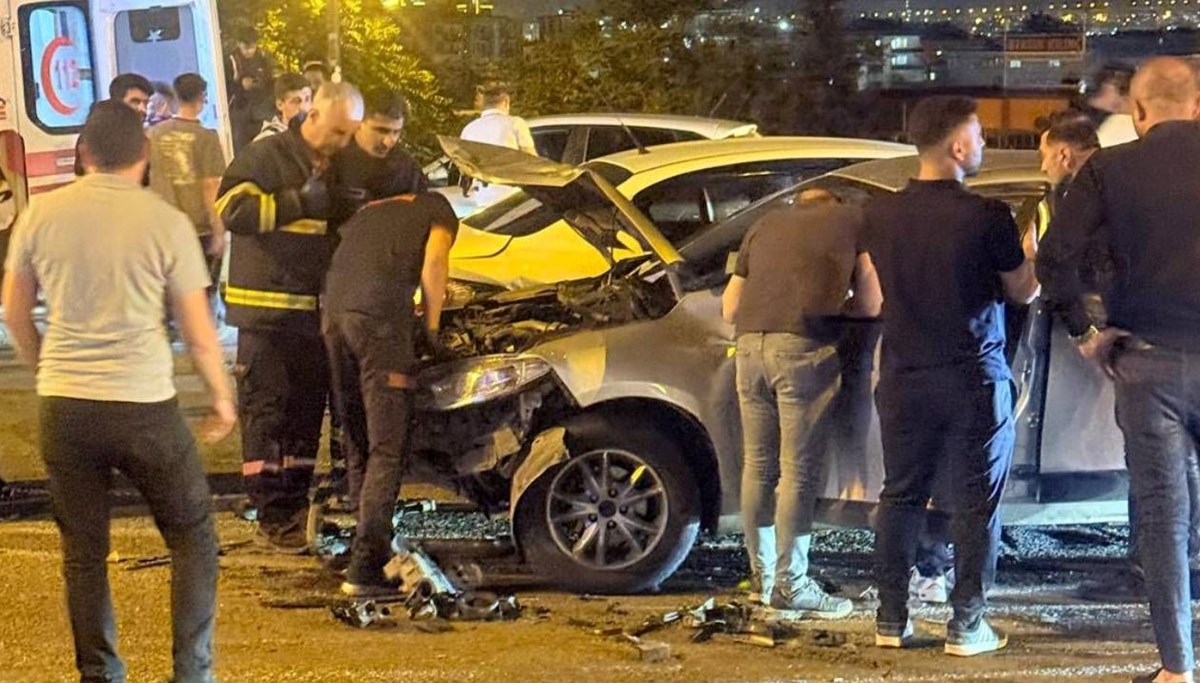Batman'da iki otomobil çarpıştı