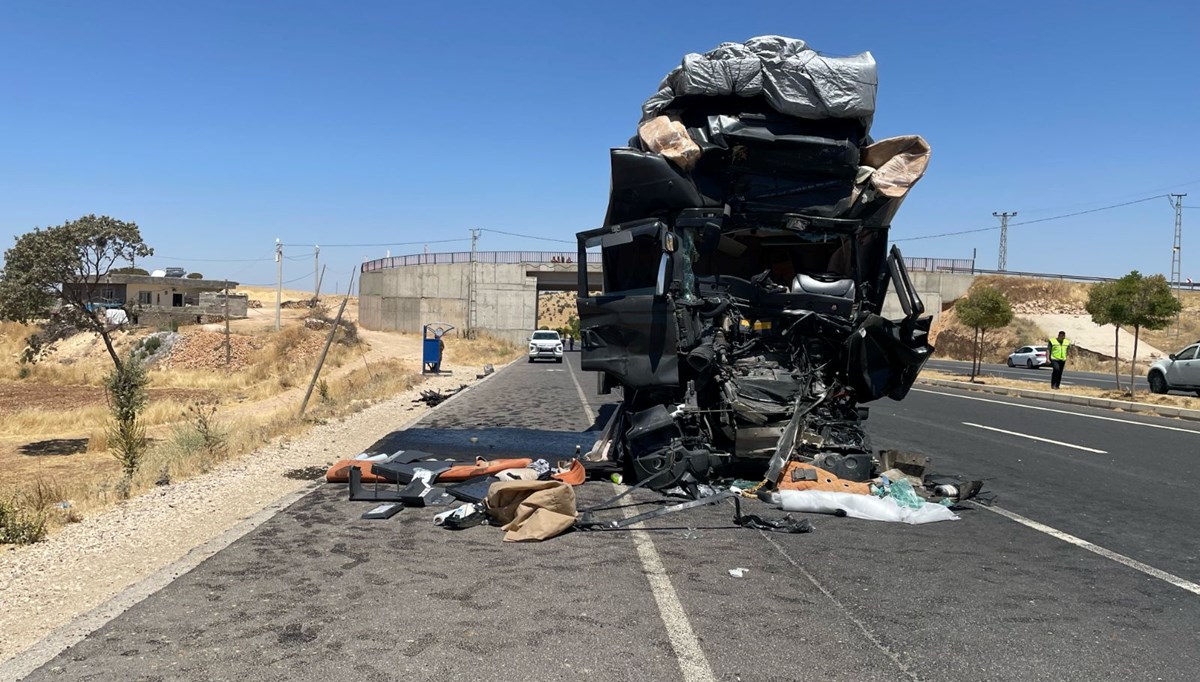 Mardin’de kamyon, TIR’a arkadan çarptı: 1 ölü, 2 yaralı