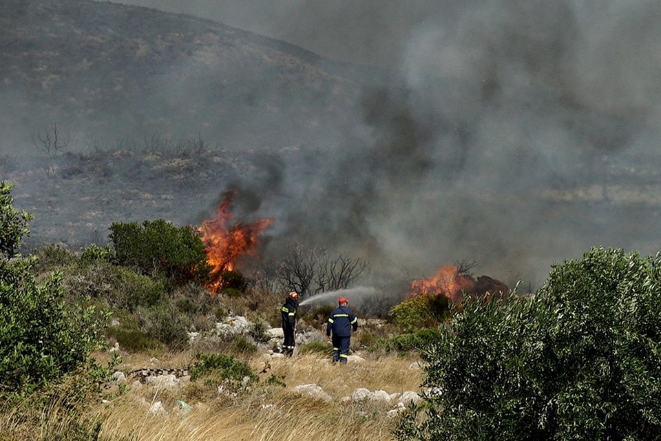 Yunanistan’da adadaki yangın sürüyor - 1