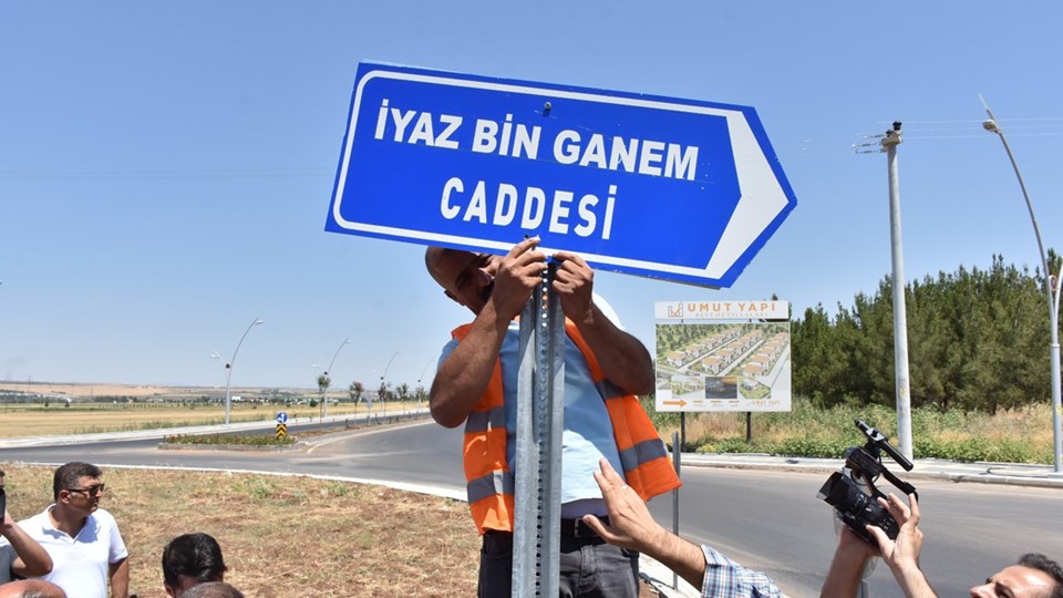 HDP'li belediyenin astığı, terör suçlusunun adını taşıyan tabela indirildi - 1