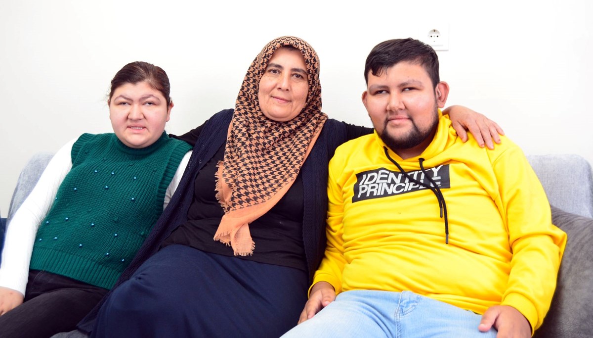 Engelli 2 çocuğuna göz oldu; biri üniversiteyi bitirdi, diğeri lise öğrencisi Engelli 2 çocuğuna göz oldu; biri üniversiteyi bitirdi, diğeri lise öğrencisi