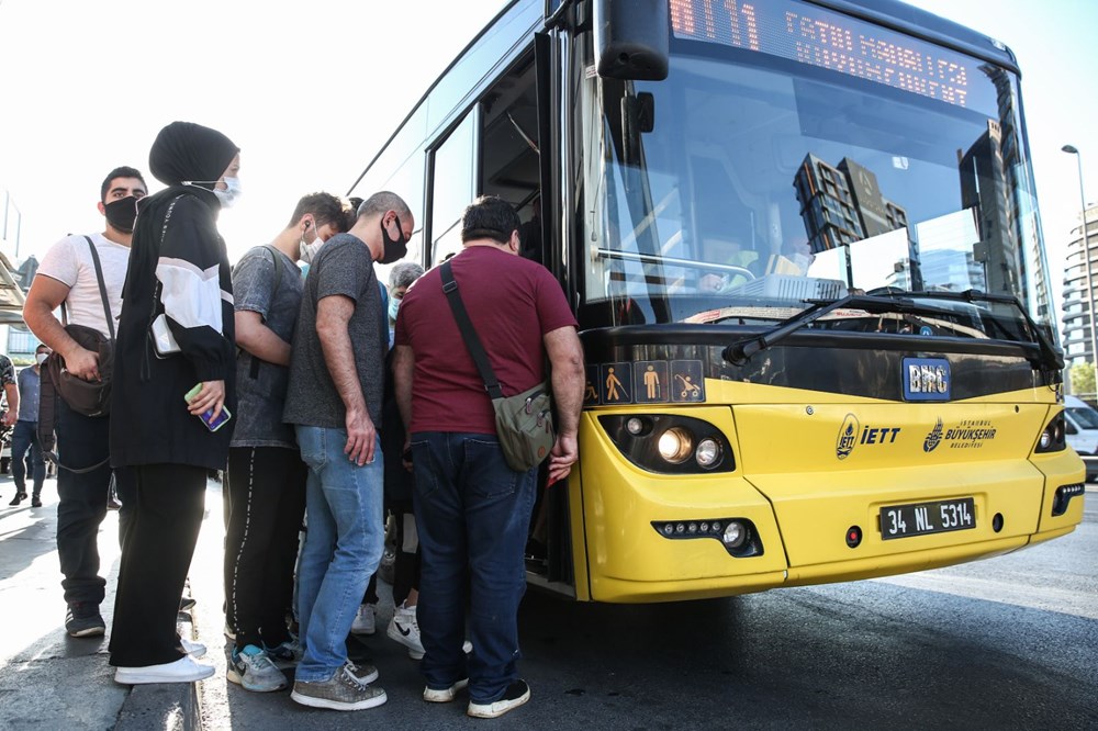 Yenibosna'da yolcu otobüslerinde sosyal mesafesiz ayakta yolculuk - 9