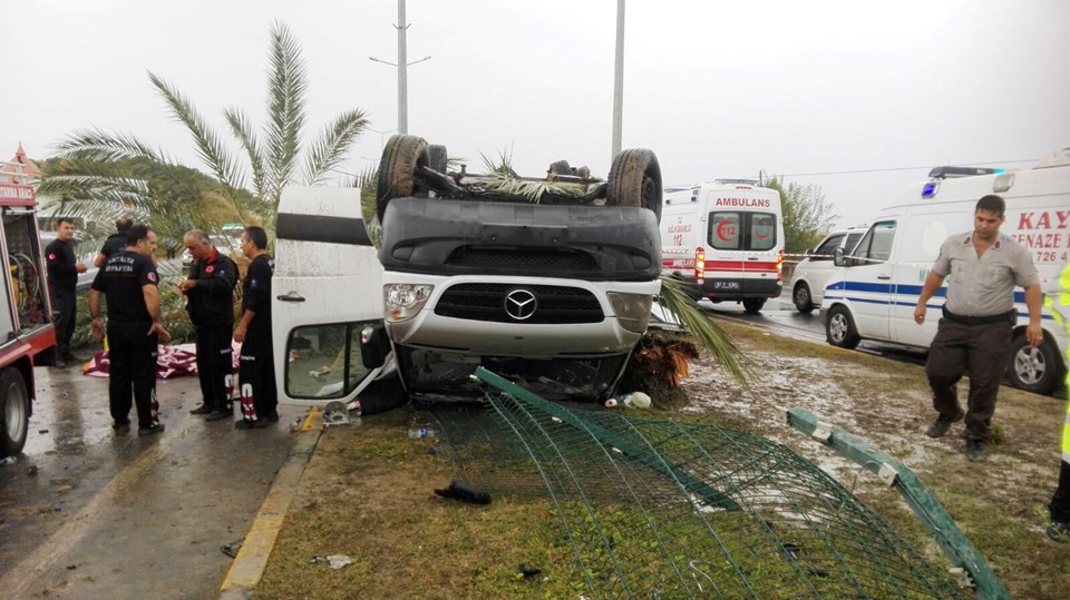 Manavgat'ta tur midibüsü devrildi: 3 ölü, 10 yaralı - 1