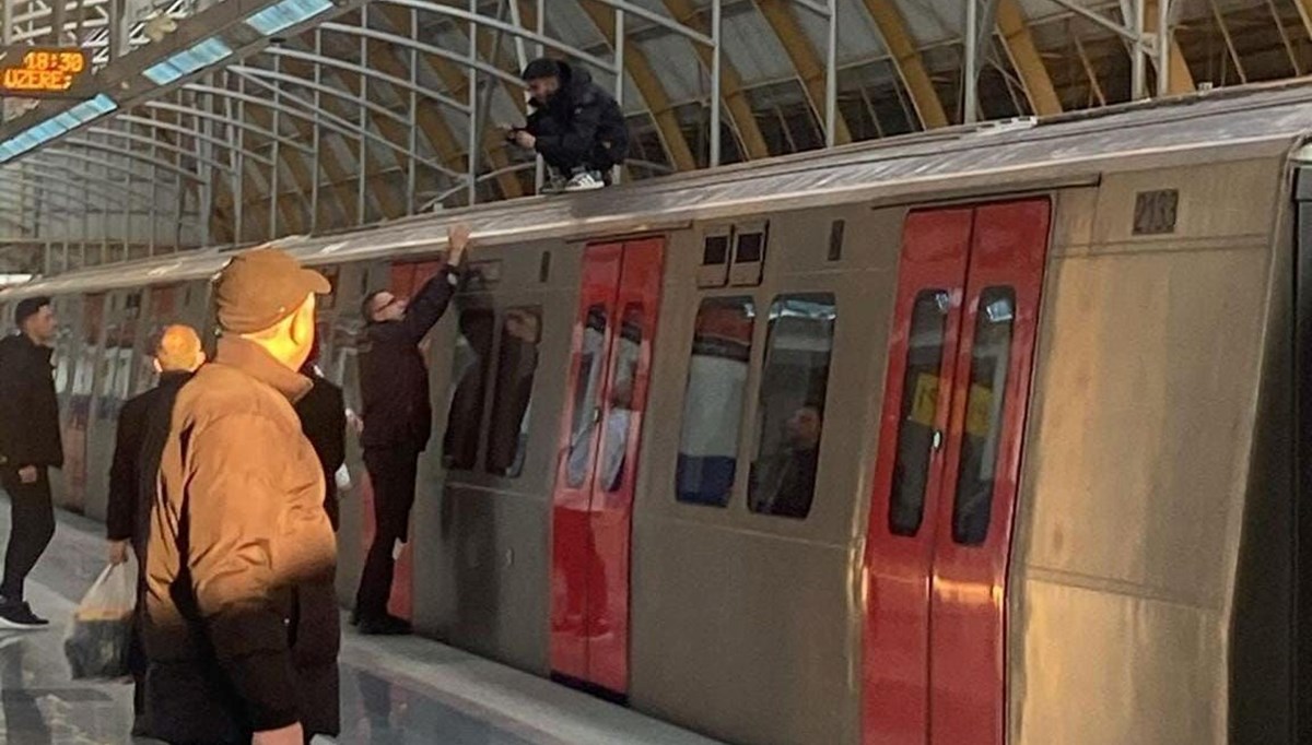 Sevgilisinden ayrıldı, metronun üzerine çıktı Sevgilisinden ayrıldı, metronun üzerine çıktı