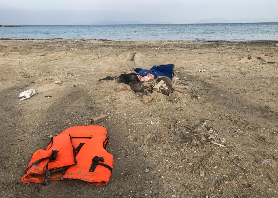Çeşme'de teknenin batması sonucu ölen çocuklardan geriye ayakkabıları kaldı - 1