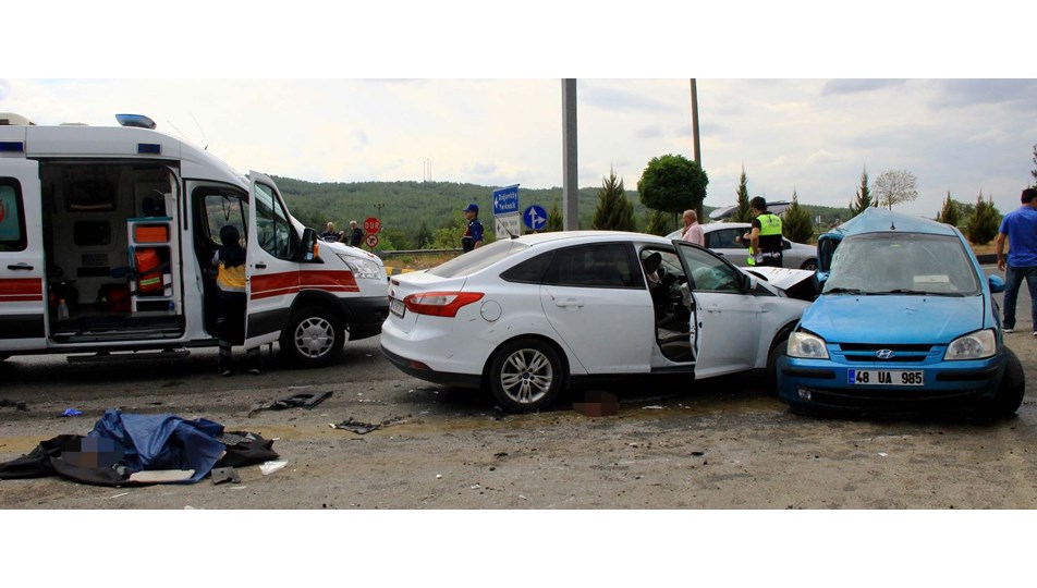 Muğla'da iki otomobil çarpıştı: 2 ölü, 5 yaralı
