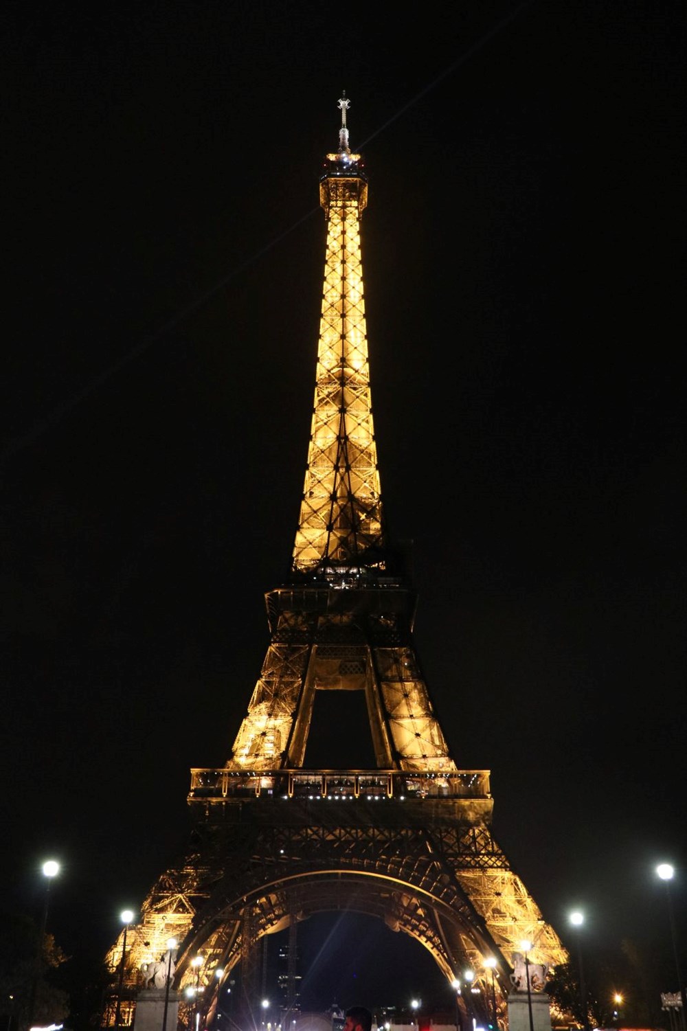 Paris'in sembolü Eyfel Kulesi enerji tasarrufu için erken karartıldı - 7