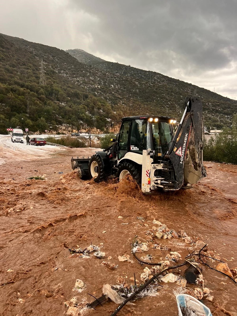 Antalya'da sel ve dolu: Yollar kapandı, sahiller çamur rengine döndü - 11