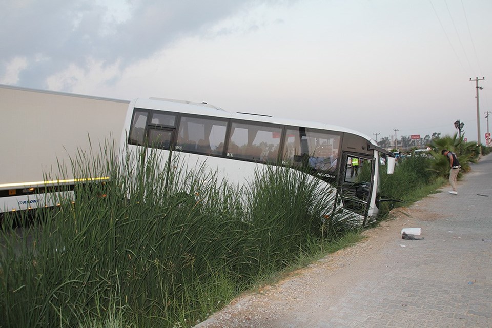 Rus turistleri taşıyan midibüs ile TIR çarptı: 15 yaralı - 2