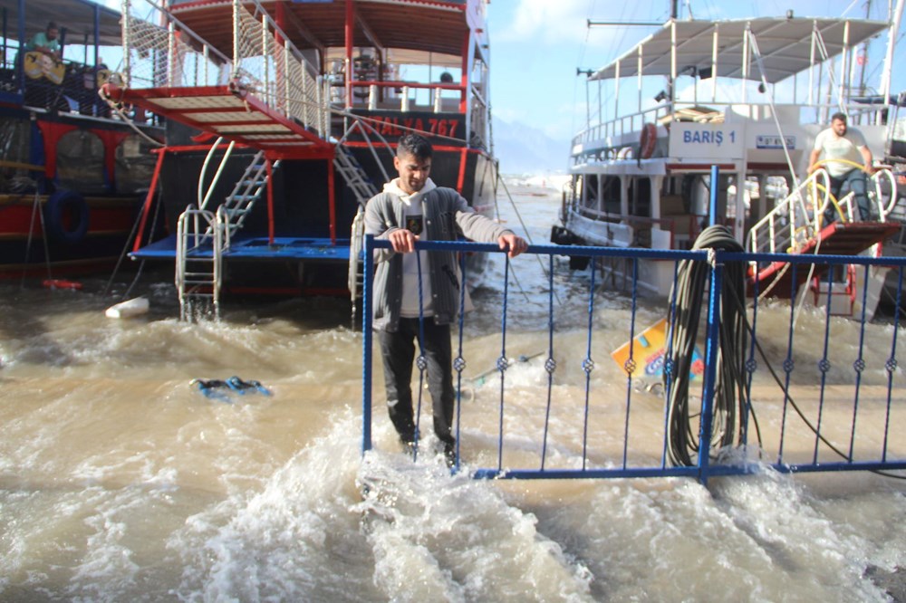 Antalya'da dev dalgalar yat limanını yuttu: 1 tur, 2 balıkçı teknesi battı - 16