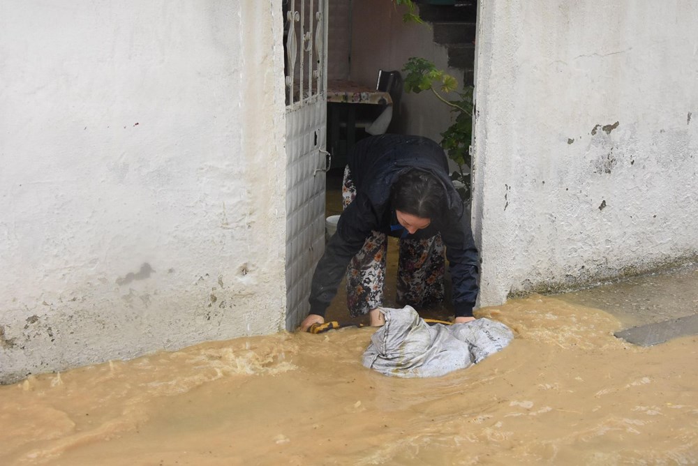 İzmir'de sağanak: Dereler taştı, evleri su bastı