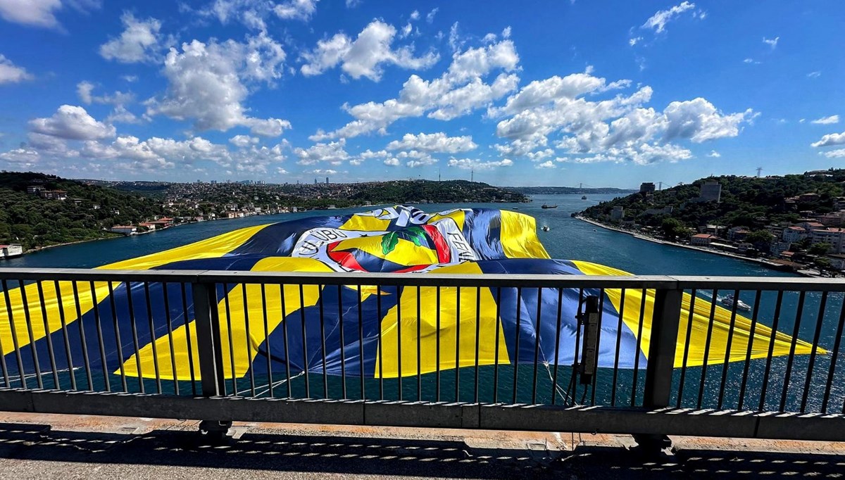 Şampiyon Fenerbahçe Beko’nun bayrağı köprüye asıldı Şampiyon Fenerbahçe Beko’nun bayrağı köprüye asıldı