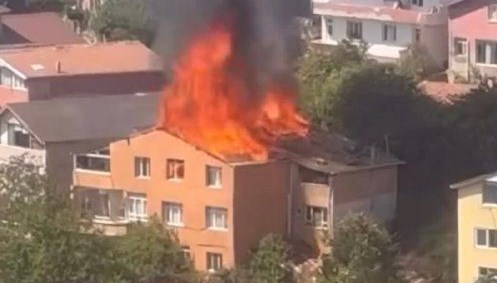 İstanbul'da yangın paniği: Dört kişi mahsur kaldı