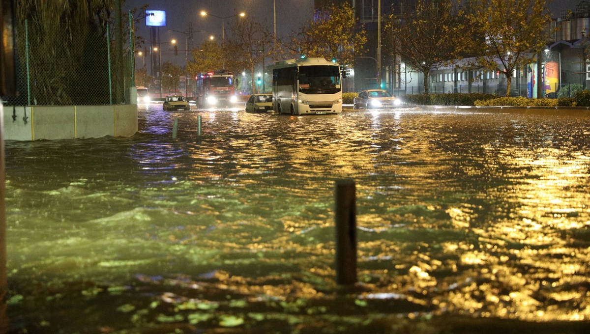 İzmir'de sağanak etkili oluyor İzmir'de sağanak etkili oluyor