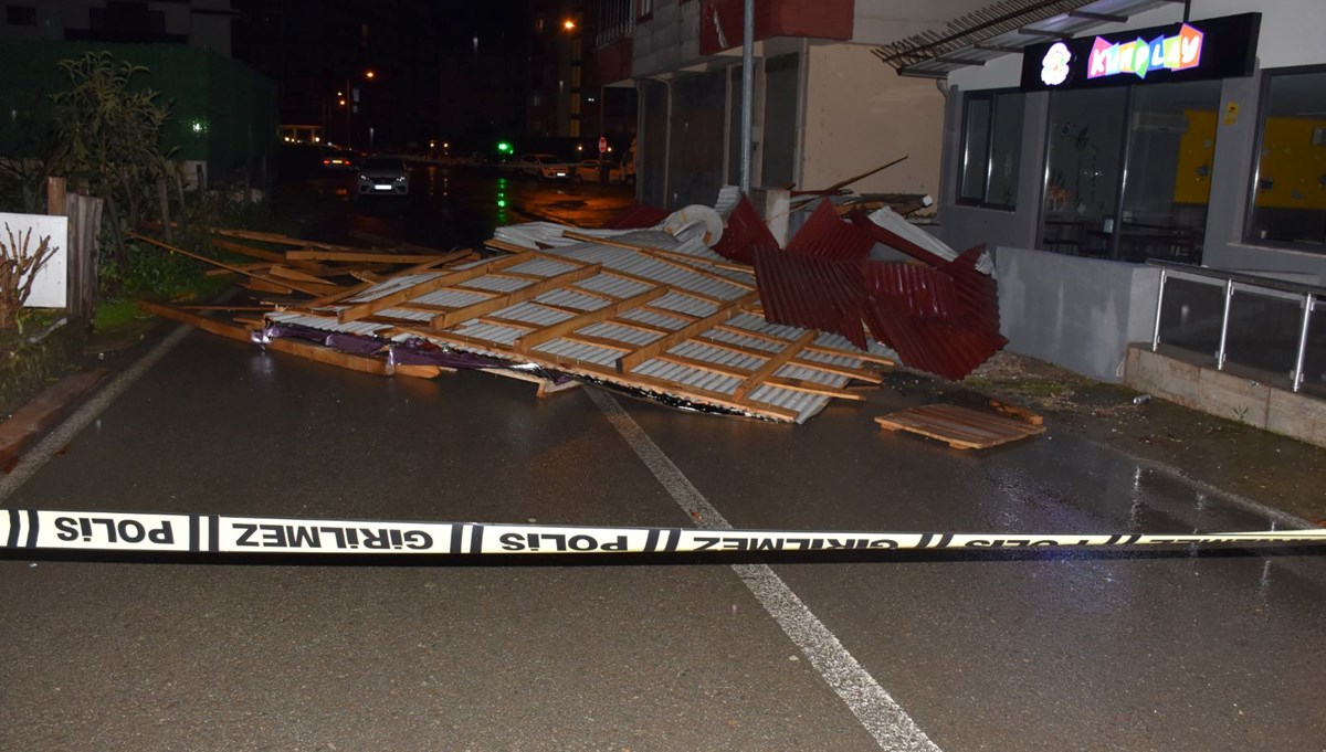 Fırtına birçok ilde etkili oldu: Çatılar uçtu, ağaçlar devrildi, araçlar zarar gördü Fırtına birçok ilde etkili oldu: Çatılar uçtu, ağaçlar devrildi, araçlar zarar gördü