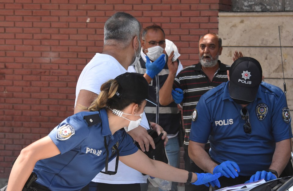 Maskesiz yakalandı, ceza kesilince kendini tokatladı - 1