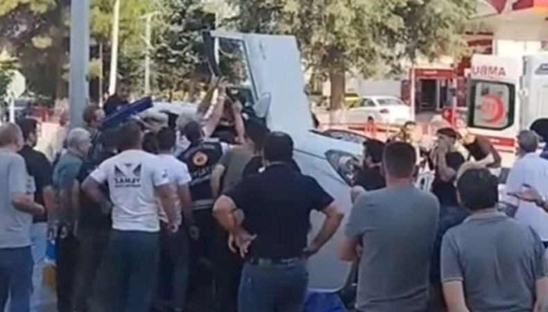 Otomobilin içine arı girdi, sürücü kaza yaptı