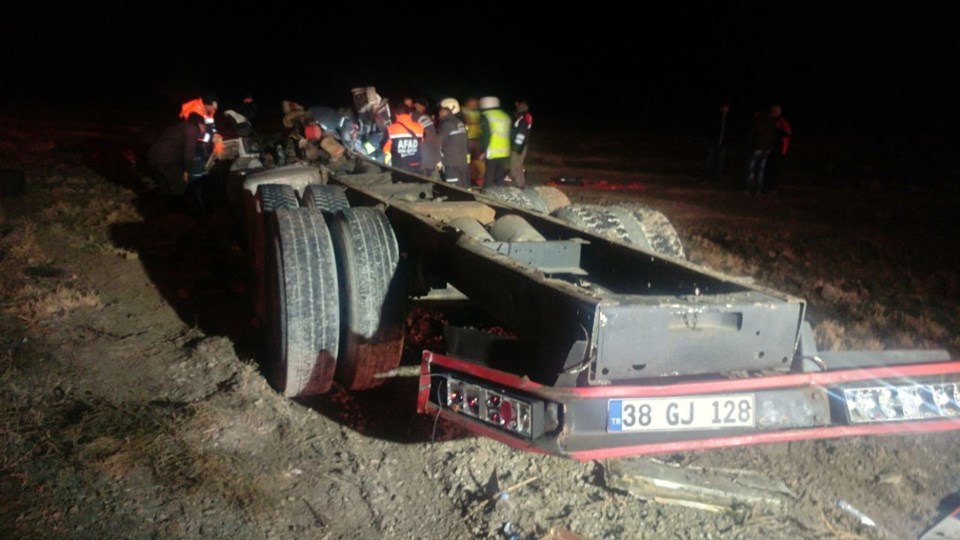 Konya'da yolcu otobüsü kamyona çarptı: 1 ölü, 15 yaralı - 1