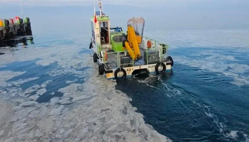 Marmara Denizi'nin korkulu rüyası geri döndü: Temizleme gemisi çalışmaya başladı