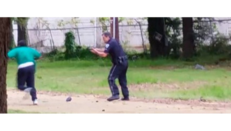 ABD polisi önce 8 kurşunla sırtından vurarak öldürdü sonra kelepçeledi