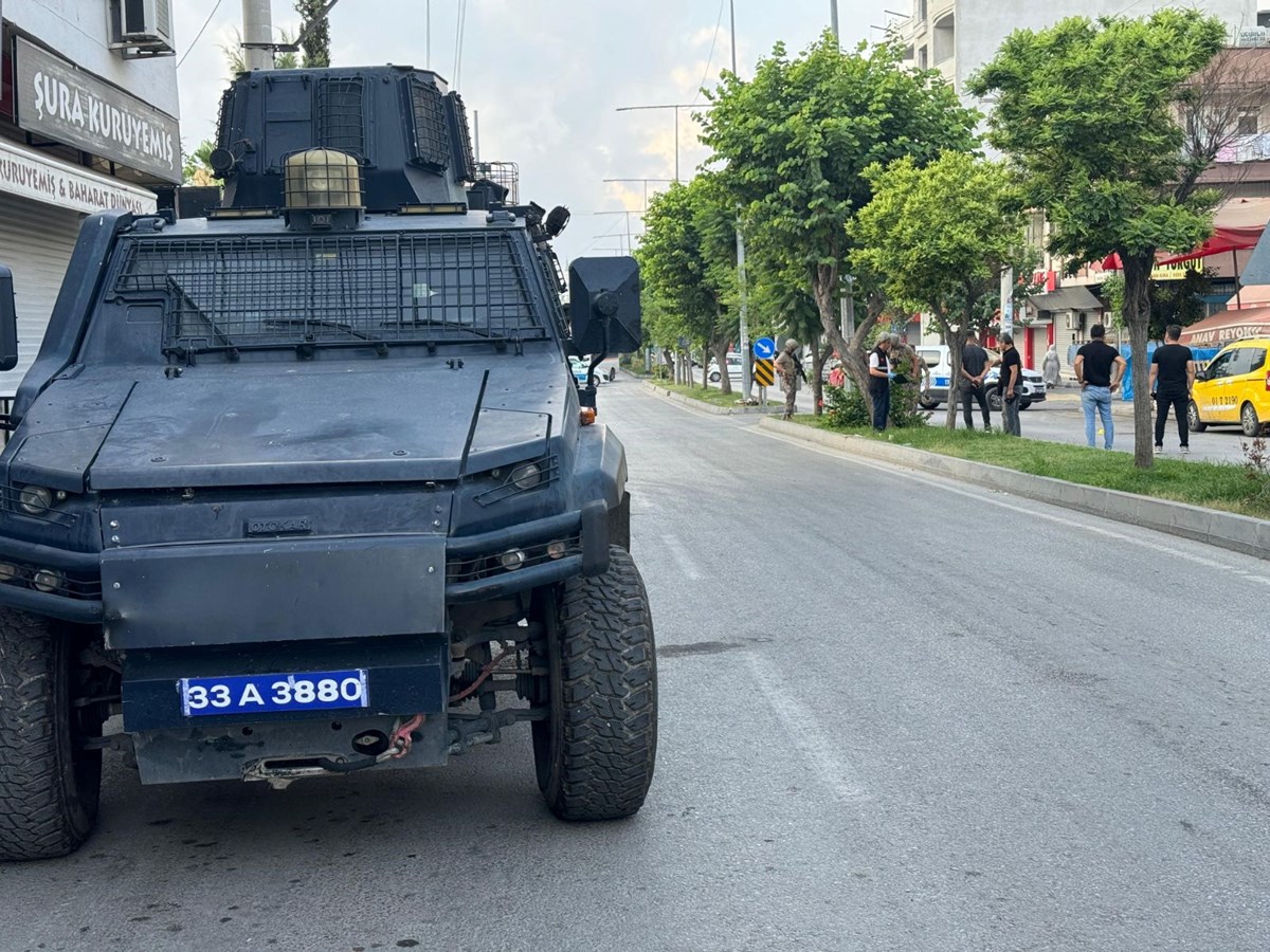 Mersin'de karakol önünde hareketli dakikalar: Özel harekat devreye girdi