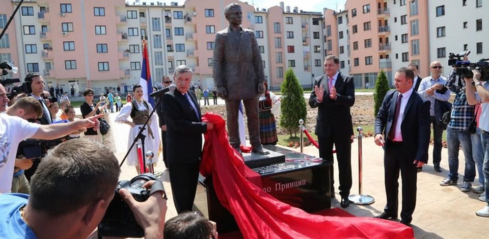 Sırbistan "suikastçı"nın heykelini dikti ve kahraman ilan etti - 1