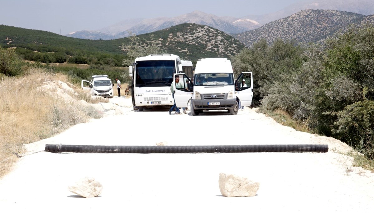 Toz güllerini kuruttu: Çiftçi odun ve taşlarla yolu kapadı