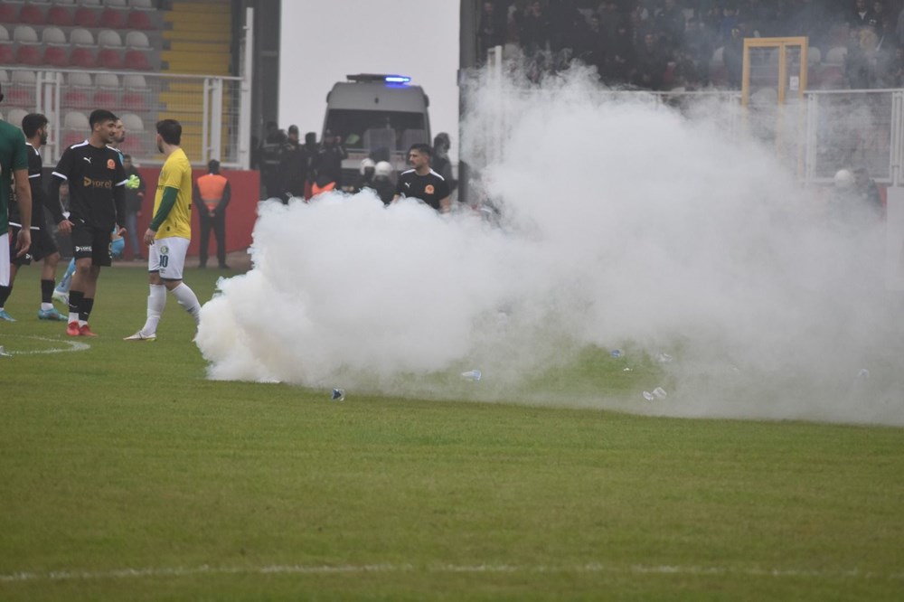 Batman Petrolspor-Şanlıurfaspor maçı saha olayları nedeniyle tatil edildi - 5