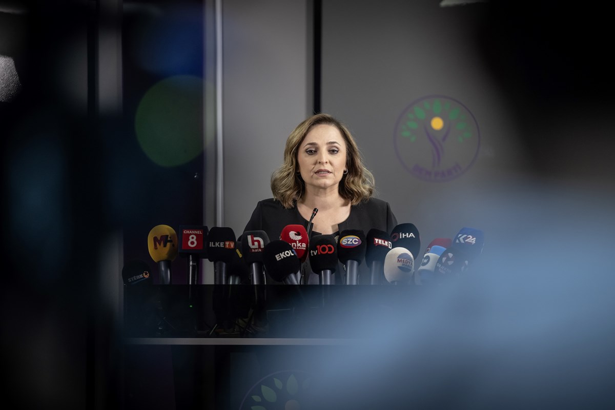 DEM Parti Sözcüsü Ayşegül Doğan DEM Parti Sözcüsü Ayşegül Doğan