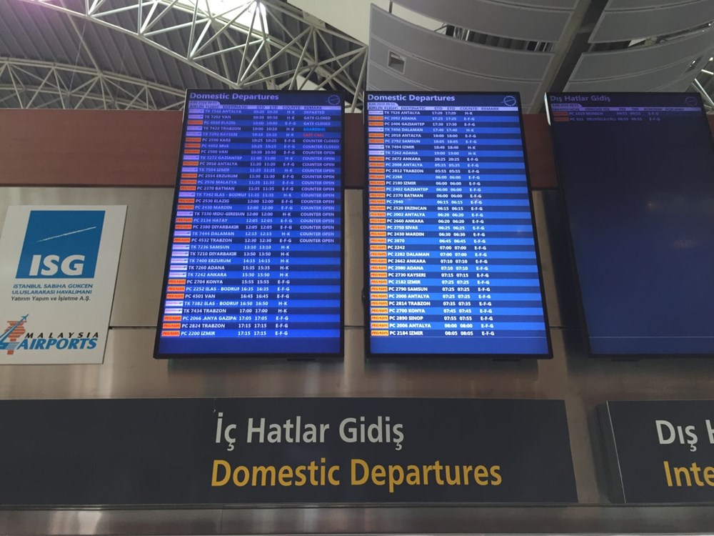 Аэропорт сабиха прилет. Стамбул аэропорт Гекчен табло. Табло вылета Стамбул Сабиха. Табло в аэропорту Сабиха Гекчен.