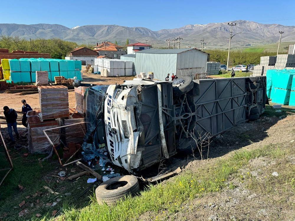 Malatya’da yolcu otobüsü devrildi: 22 yaralı - 3