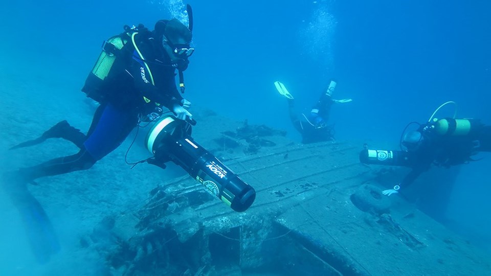 Kuşadası'nda bulunan uçak batığı turistlerin de ilgisini çekiyor - 1