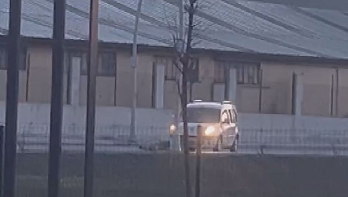 Hafif ticari araçla drift attı; arkadaşı kapıdan düştü