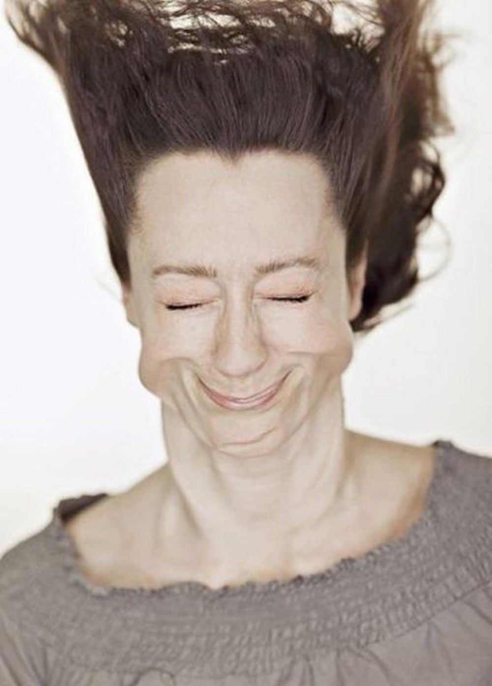 Волосы сдувает ветром