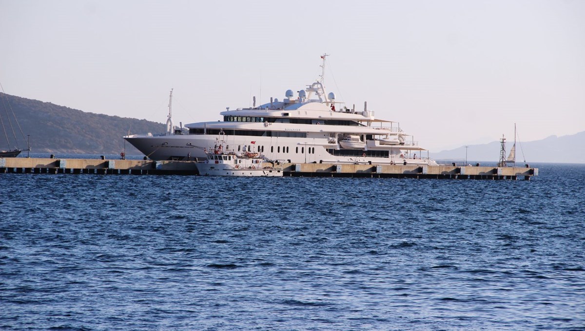 Yüzen saray Bodrum'a demir attı: Günlük kirası 110 bin lira Yüzen saray Bodrum'a demir attı: Günlük kirası 110 bin lira