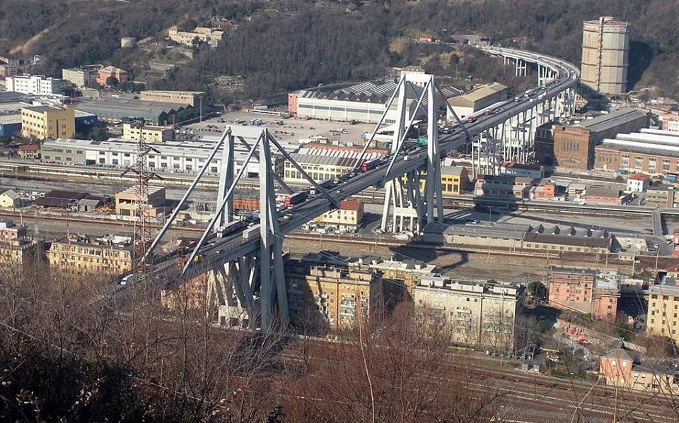 SON DAKİKA: İtalya'da otoyol köprüsü çöktü: Ölü ve yaralılar var - 2