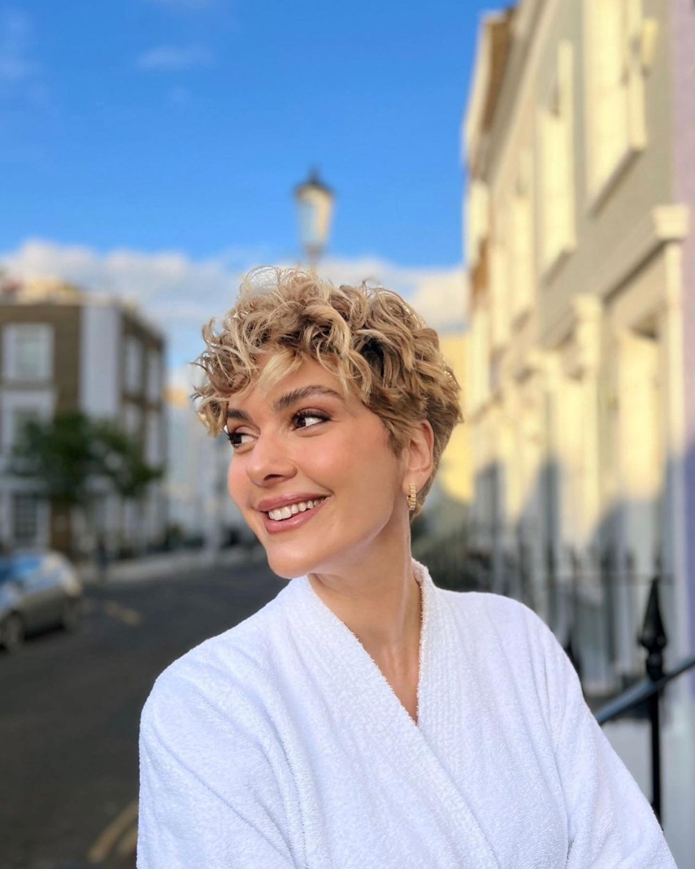 Birce Akalay saçlarını kısacık kestirdi! (Ünlülerin değişimi) - 26