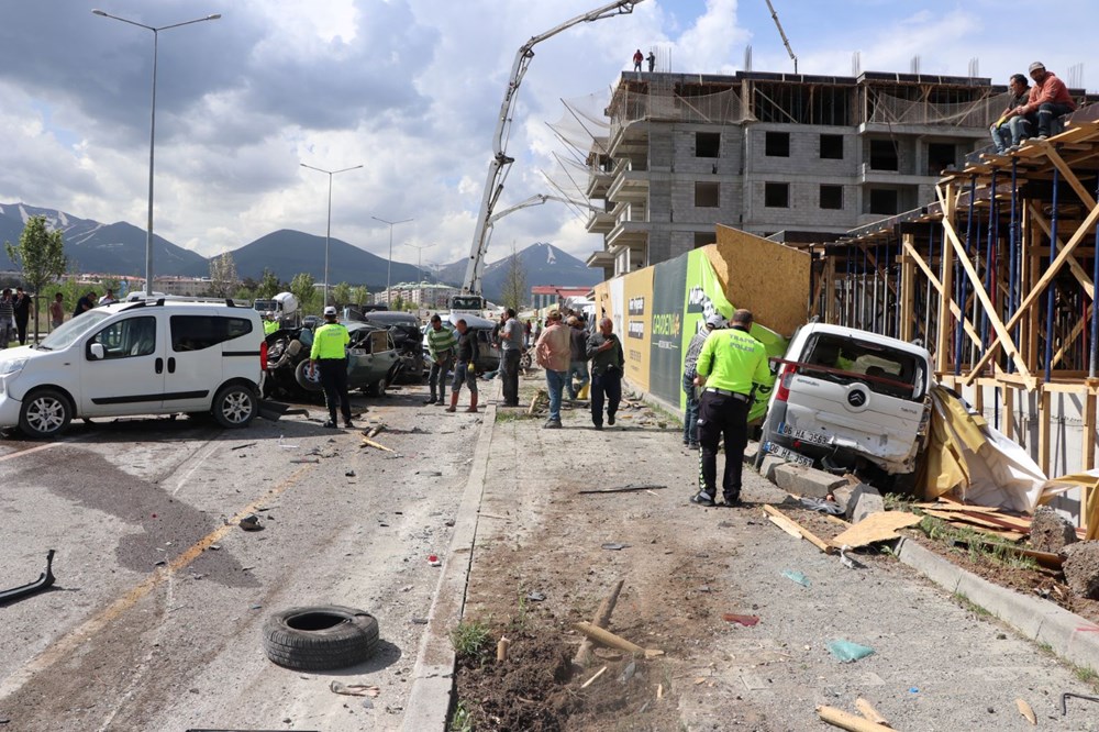 Beton mikseri dehşeti: Araçları önüne kattı, caddeyi savaş alanına çevirdi 75 TUVqMHBEyU oZQpoXhDYKw