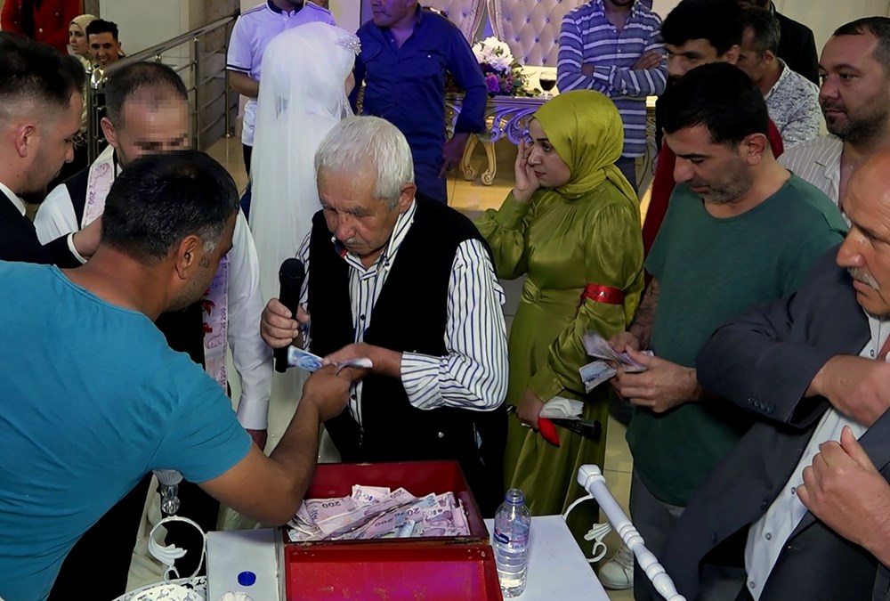 Davetsiz düğüne gitti, pasta yedi, takıları çaldı: "Paraları görünce dayanamadım" - 1